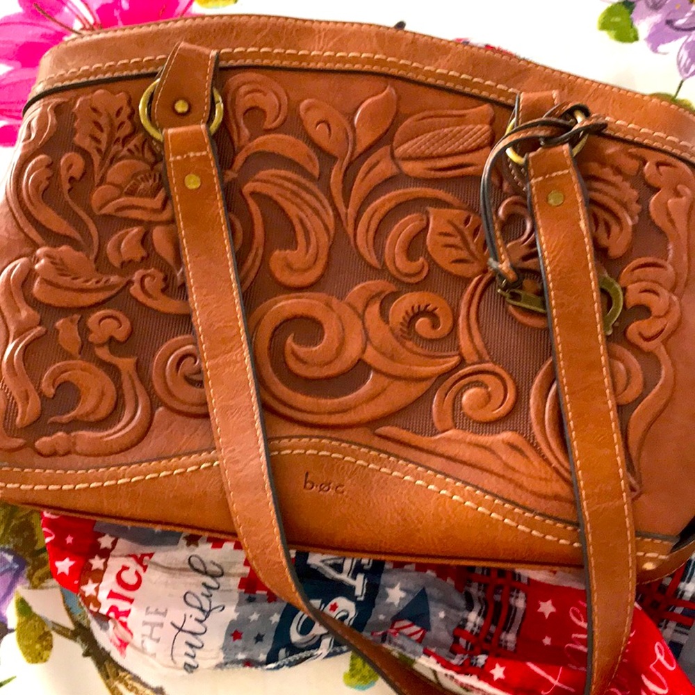 Just like new! This beautiful BOC leather purse is perfect for you